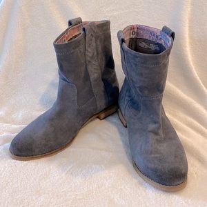 TOMS Laurel style bootie 7.5, low heel like new